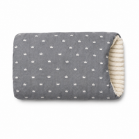 Coussin de bras bébé Bibimood sur fond blanc