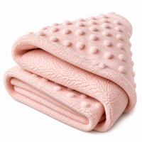 Couverture polaire bébé Bibimood sur fond blanc