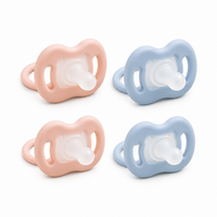 Sucettes roses et bleues avec bouclier aéré et anneau, présentées sur fond blanc.