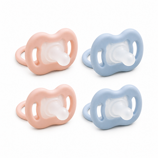 Sucettes roses et bleues avec bouclier aéré et anneau, présentées sur fond blanc.