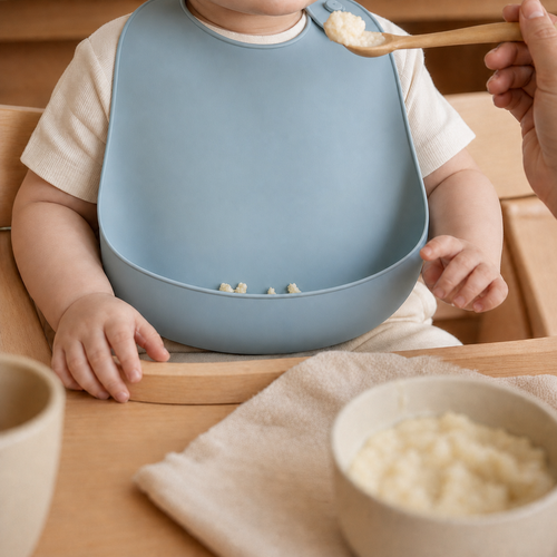 Bavoir silicone bébé Bibimood bleu pendant le repas