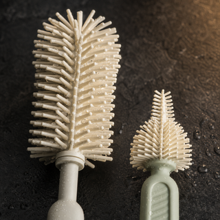 Gros plan sur les têtes de la grande brosse et de la brosse conique.